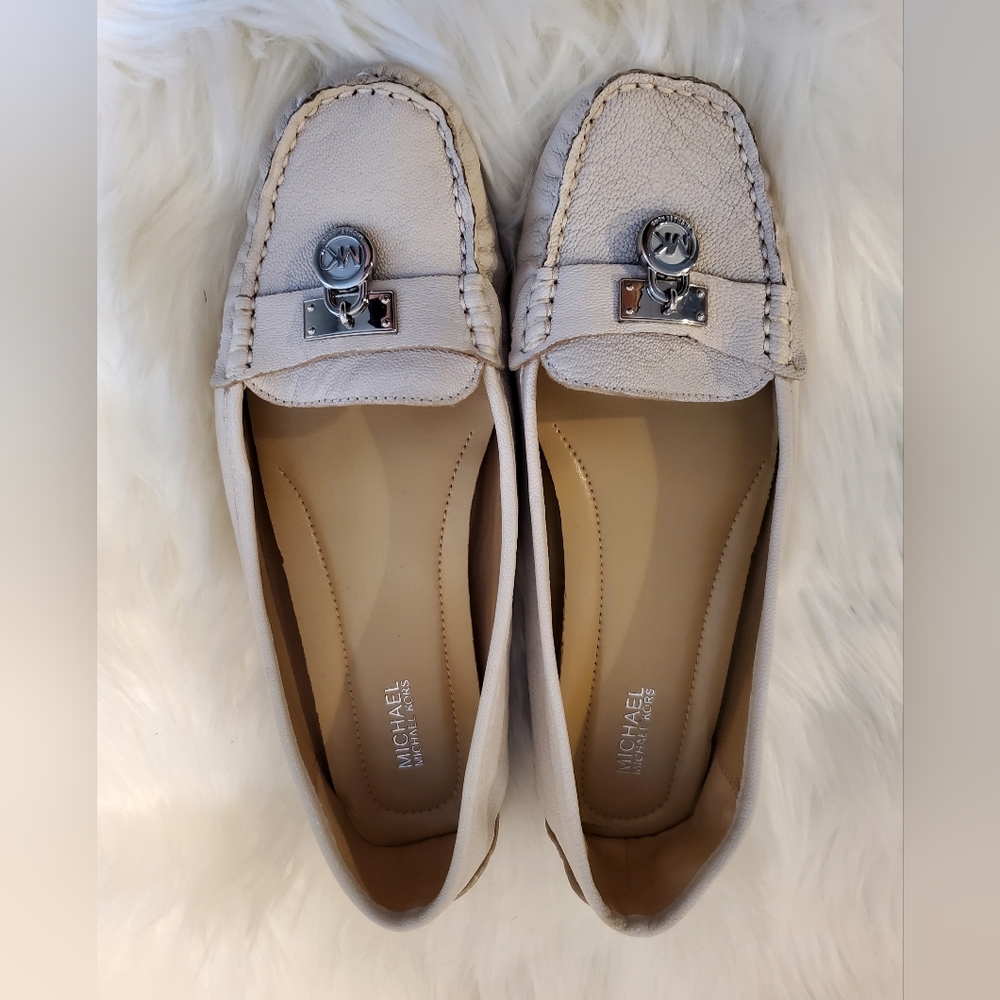 MICHAEL KORS Logo Lock Charm Ivory Leather Loafers, Size 9
